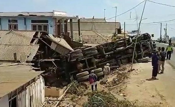 Truk tronton terguling setelah menabrak empat rumah warga di jalur wisata Gunung Bromo