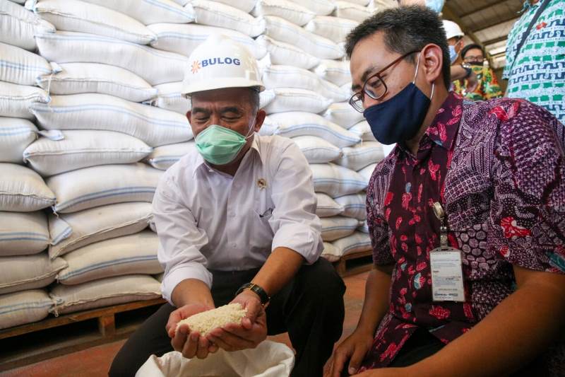 Cek Beras Bansos, Menko PMK Pelototi Bobot Timbangan