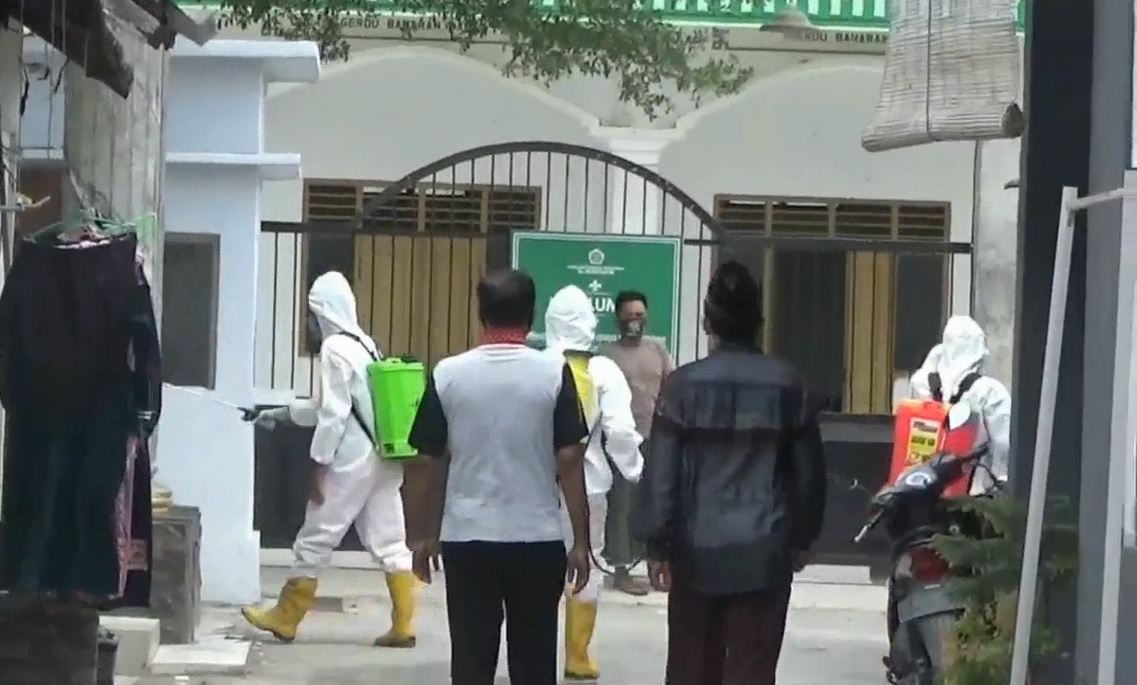 Petugas melakukan penyemprotan desinfektan di areal Pondok Pesantren Al-Mubtadi’in, Desa Banaran, Kecamatan Babat, Kabupaten Lamongan, Jawa Timur (Foto / Metro TV)