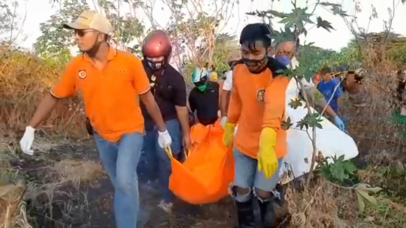 Petugas melakukan evakuasi jasad Suheri, pelaku begal yang tewas tenggelam di sungai brantas (Foto / Metro TV)