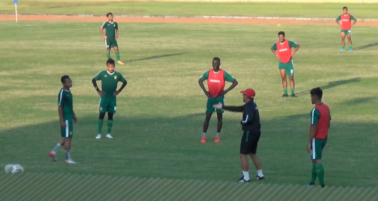 Pelatih Persebaya Fokus Latihan Taktikal Pemain