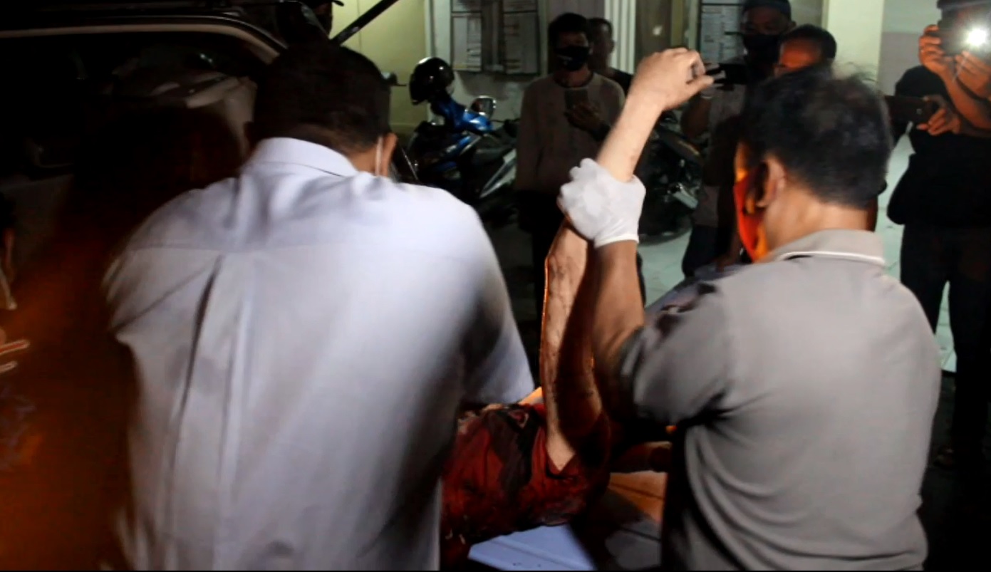 Proses evakuasi pengendar narkoba yang tewas tertembus peluru polisi di kamar mayat RSUD dr Soetomo (Foto / Metro TV)