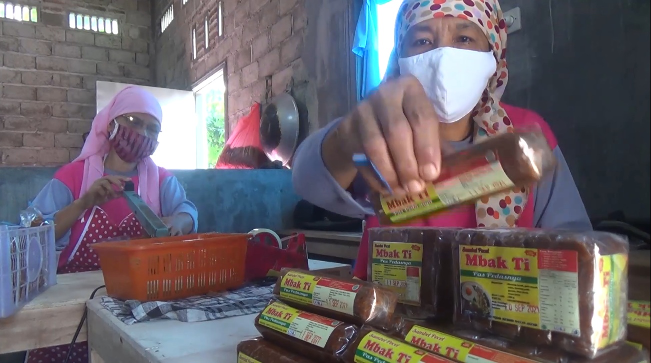 Sambel pecel Mbak Ti siap dikirim ke luar negeri (Foto / Metro TV)