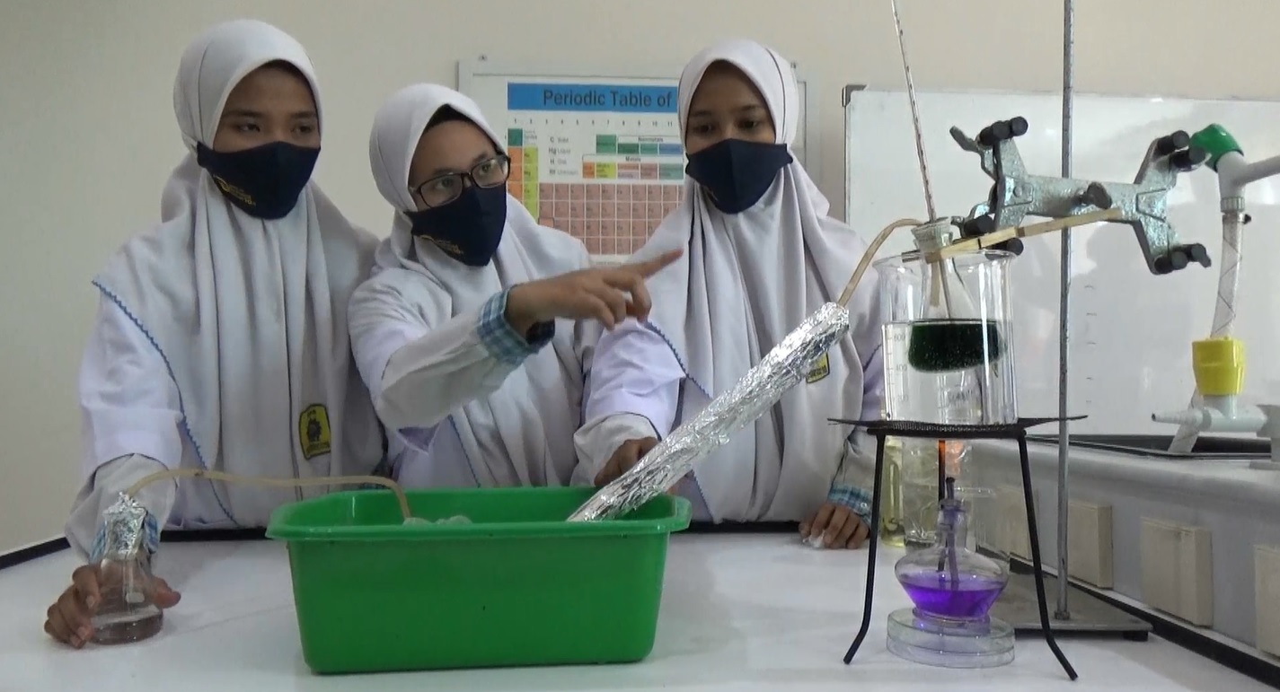 Amalia Dwi Berliyant dan dua temannya tengah menyuling aun kelor dan etanol sebelum dicampur dengan zat lain untuk jadi obat kumur (Foto / Metro TV)