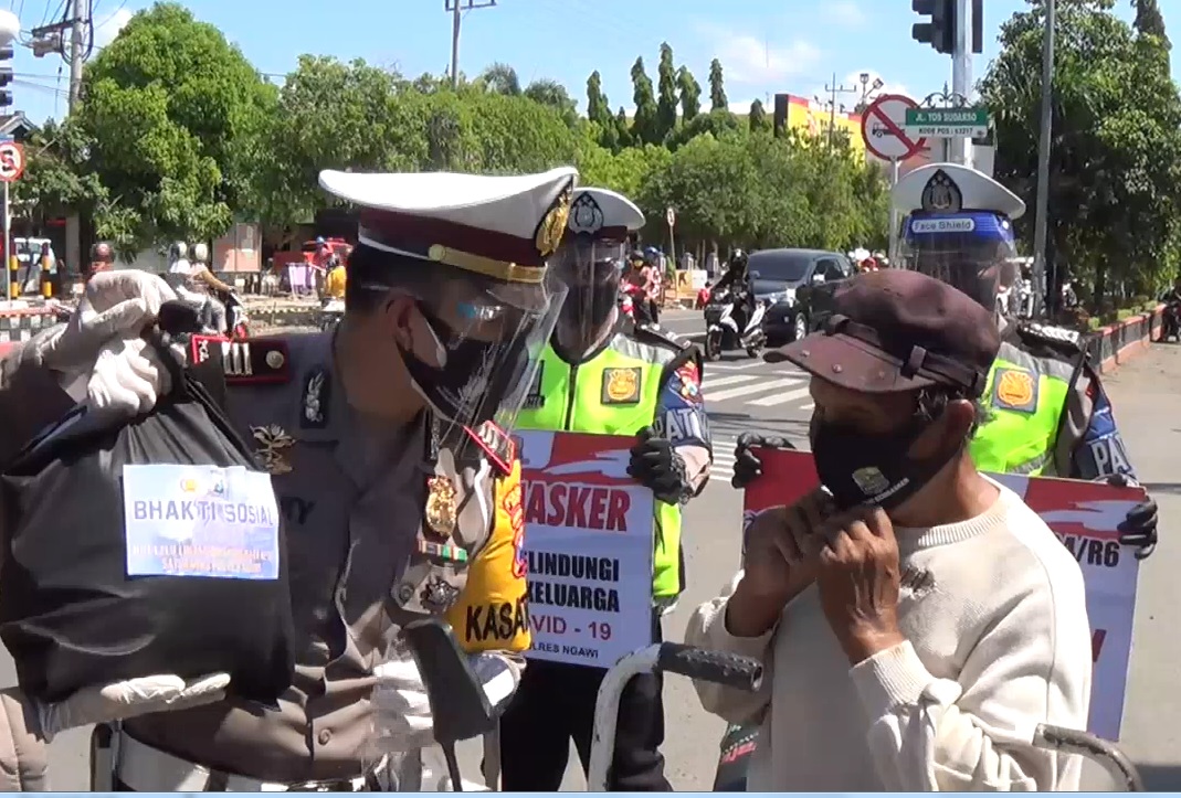 Tak Didenda, Pelanggar Protokol Kesehatan di Ngawi Dapat Masker dan Semboko