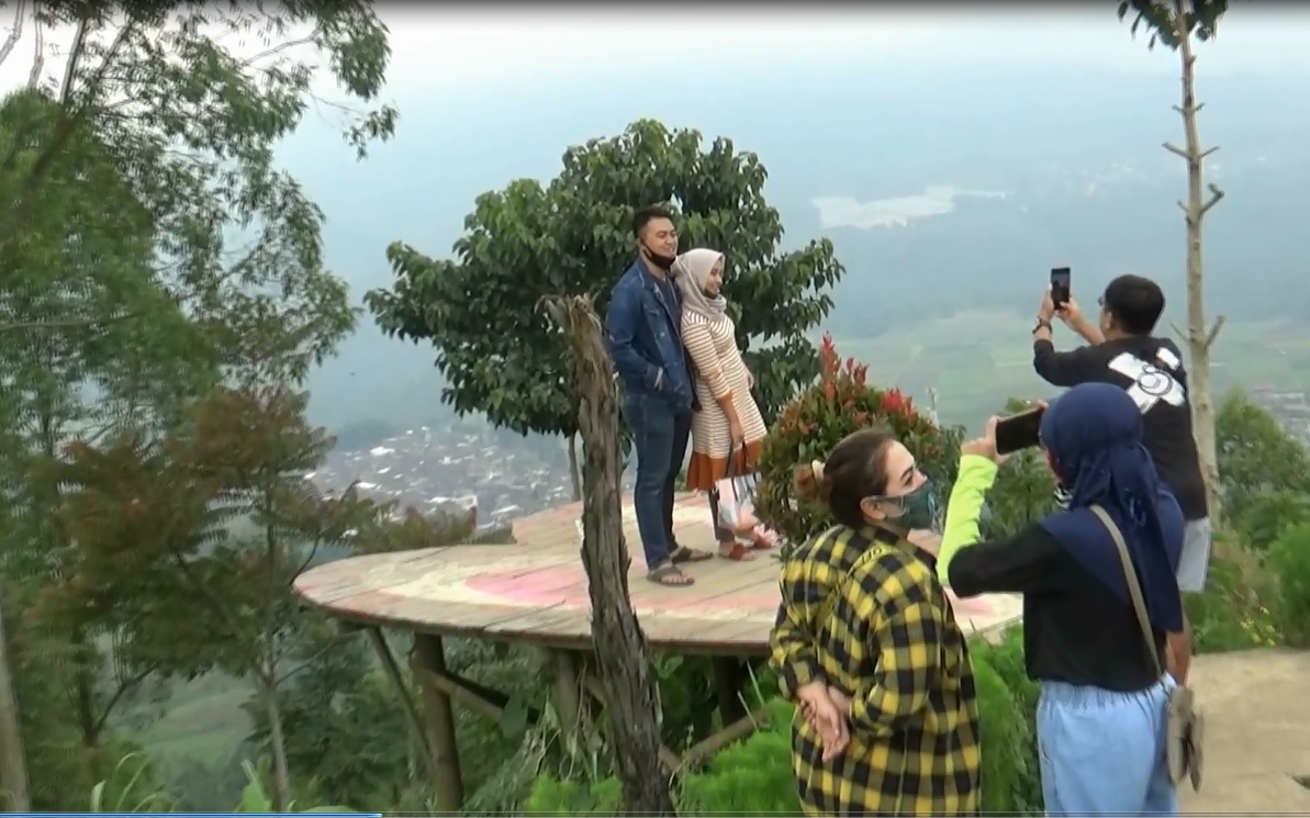 Salah satu spot swafoto di Bukit Nirwana menjadi daya tarik pengunjung. (metrotv)