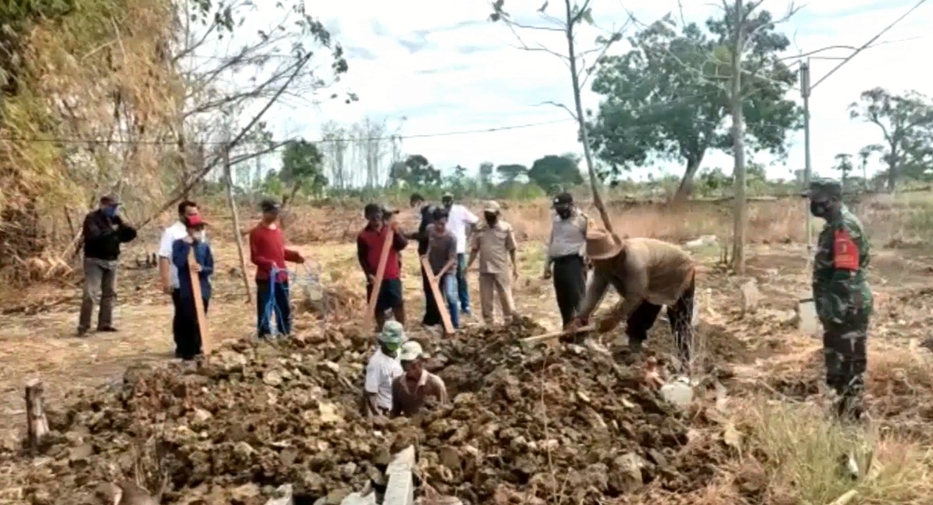Belasan pelanggar protokol kesehatan di Cerme, Gresik dihukum menggali liang lahat jenazah covid-19 (Foto / Metro TV)