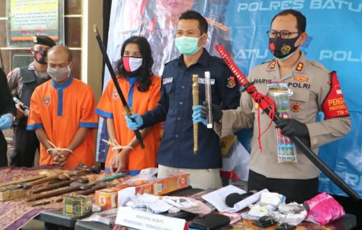 Kapolres Batu, Harviadhi Agung Prathama (kanan) menunjukkan barang bukti praktek perdukungan palsu yang dijalankan  AH (Foto / Metro TV)