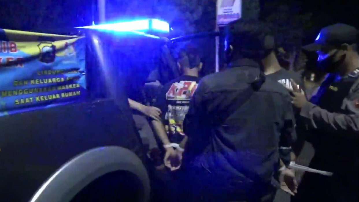 Kakak Beradik Diringkus Polisi, Bapak Tewas Dikeroyok Massa