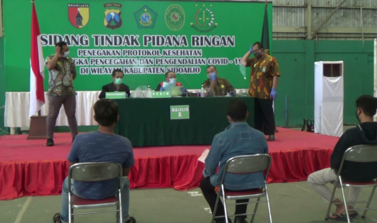 Tak Pakai Masker, 700 Warga Sidoarjo Jalani Sidang di GOR Tenis