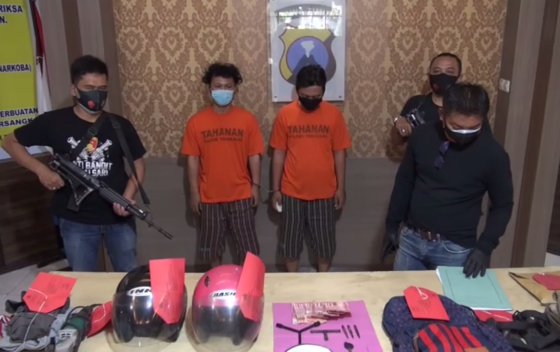 Dua pencuri kendaraan bermotor milik warga Kupang Panjaan, Surabaya kembali diringkus polisi. (metrotv)