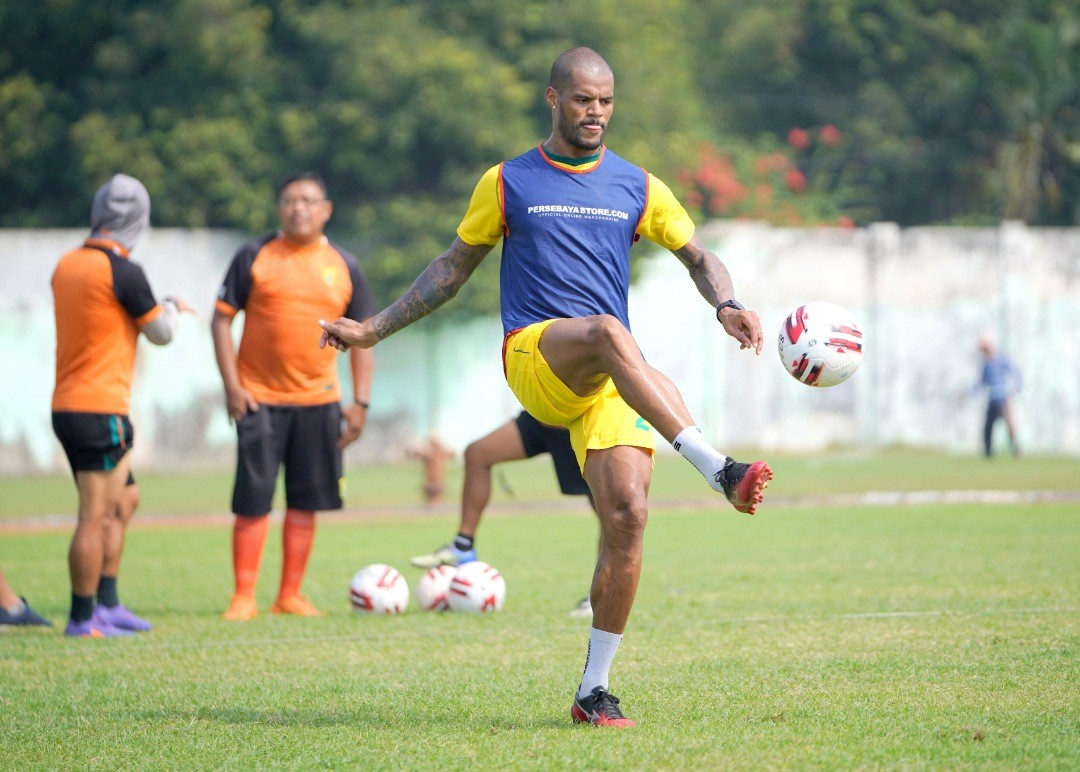 Baru Terbang 30 Jam, Bomber Persebaya Langsung Latihan