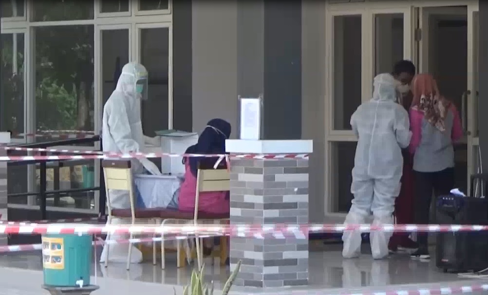 Petugas medis melakukan test swab kepada para santri yang mejalani karantina di Apartemen Mahasiwa Darul Ulum. (metrotv)