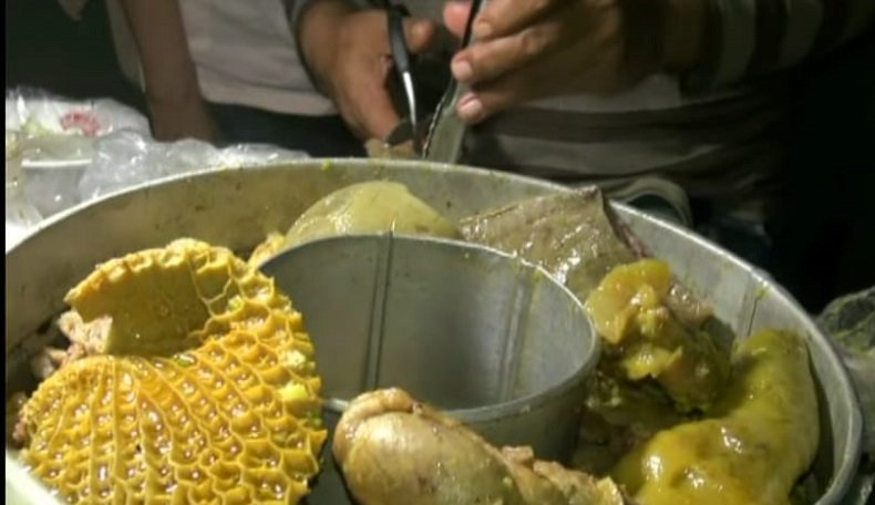 Bakso kanibal milik Peppy selalu ramai dikunjungi pembeli (Foto / Clicks.id)