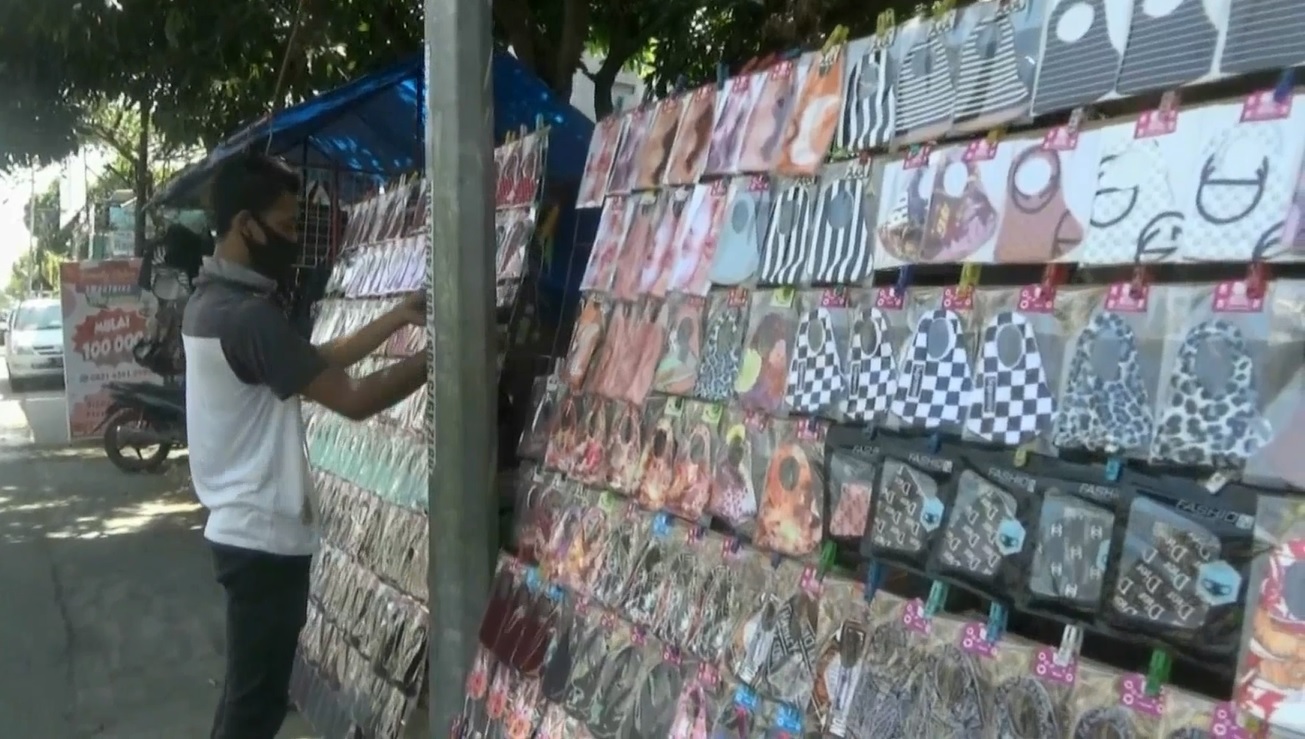 Penjual masker scuba mulai merugi setelah pemakainnya dilarang pemerintah (Foto / Metro TV)