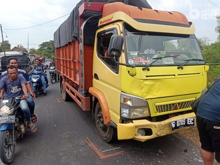 Bonceng Empat,  Ibu dan Anak Tewas Terlindas Truk