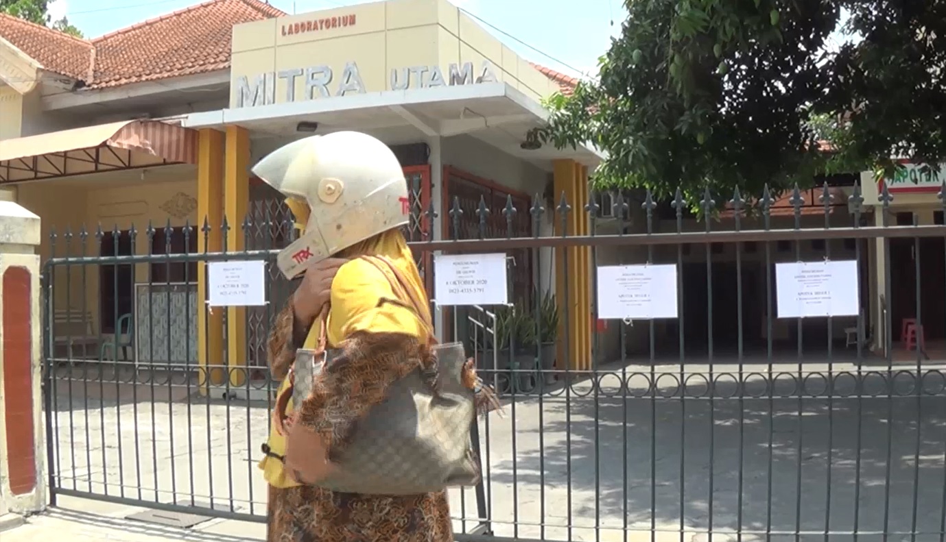 Salah seorang pengunjung apotek terpaksa kembali setelah mengetahui jika apotek ditutup (Foto / Metro TV)  