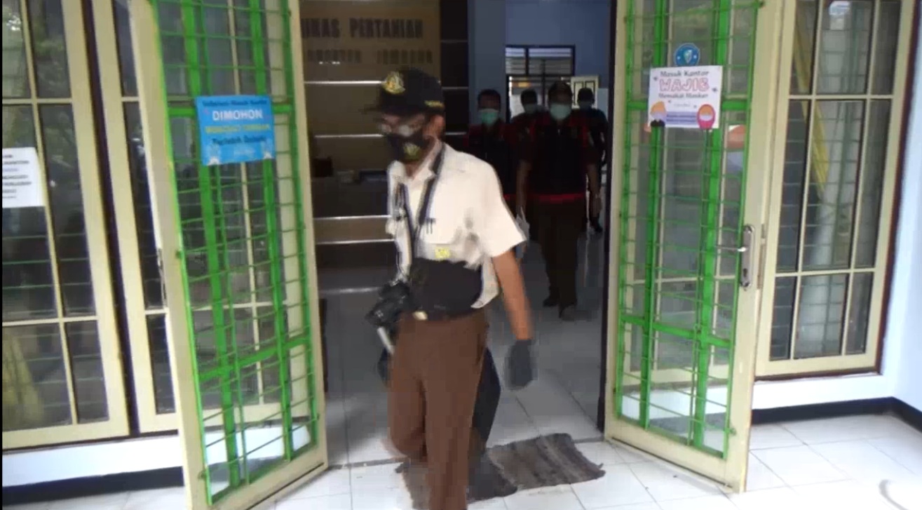 Tim penyidik Kejari Jombang membawa sekoper dokumen dari kantor Dinas Pertanian Jombang (Foto / Metro TV) 