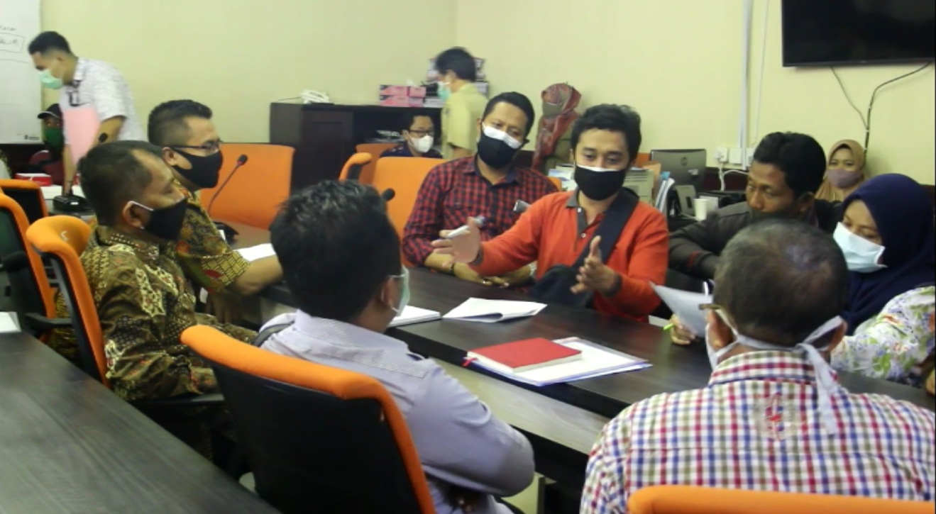 Kondisi hearing antara warga dan menejemen hotel di kantor Komisi C DPRD Surabaya (Foto / Metro TV)