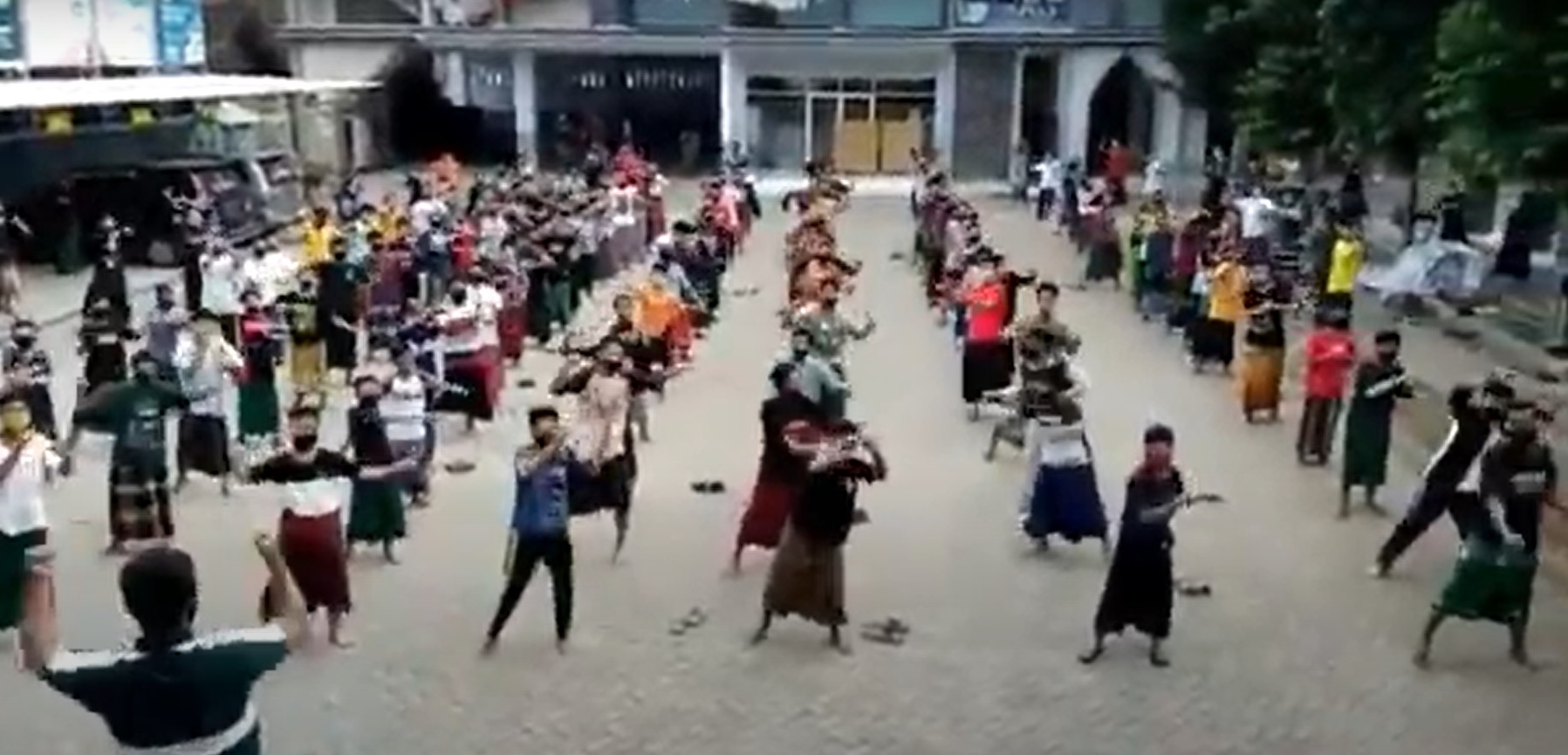 Sejumlah santri berolahraga untuk meningkatkan imunitas mereka setelah terpapar covid-19 (Foto / Metro TV)