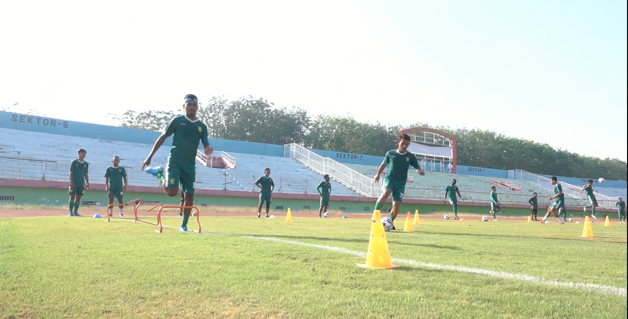 Tim Persebaya saat melakukan latihan di Stadion Jenggolo Sidoarjo beberapa hari lalu (Foto / Metro TV)