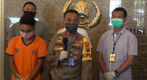 Pelaku Junaidi saat ditangkap Satreskrim Polrestabes Surabaya usai membunuh korban (Foto / Doc Metro TV)