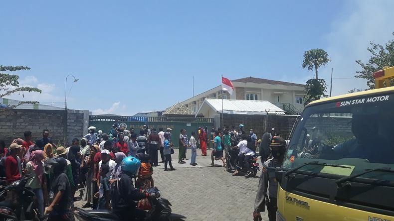 Suasana di luar pabrik mabel,  PT Jawa Lily Furniture di Probolinggo. 