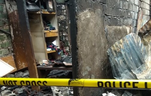 Kondisi rumah yang terbakar di Tambak Asri, Surabaya. 