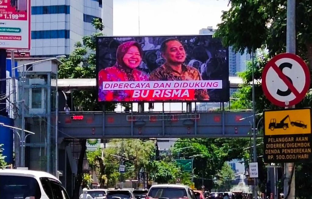 Videotron berisi foto Cawali Eri Cahyadi bersama Wali Kota Surabaya Tri Rismaharini (Risma) 