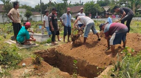 Tolak Pemakaman Covid-19, Warga Jember Uruk Liang Lahat