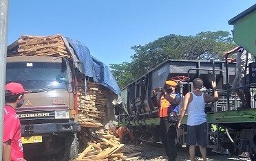 Truk Muatan Kayu Disambar Kereta di Pasuruan