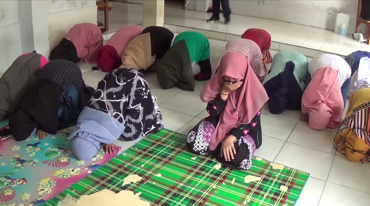 Belasan santri sujud syukur bersama pengasuh 