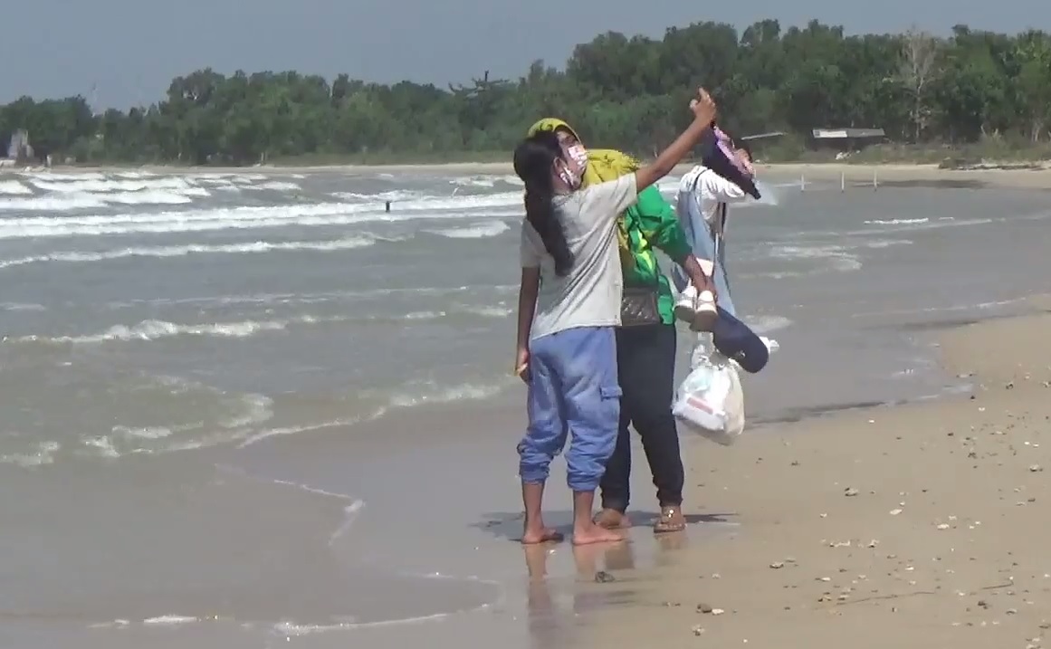 Pengunjung Pantai Tlangoh menyempatkan diri berselfi. (metrotv)