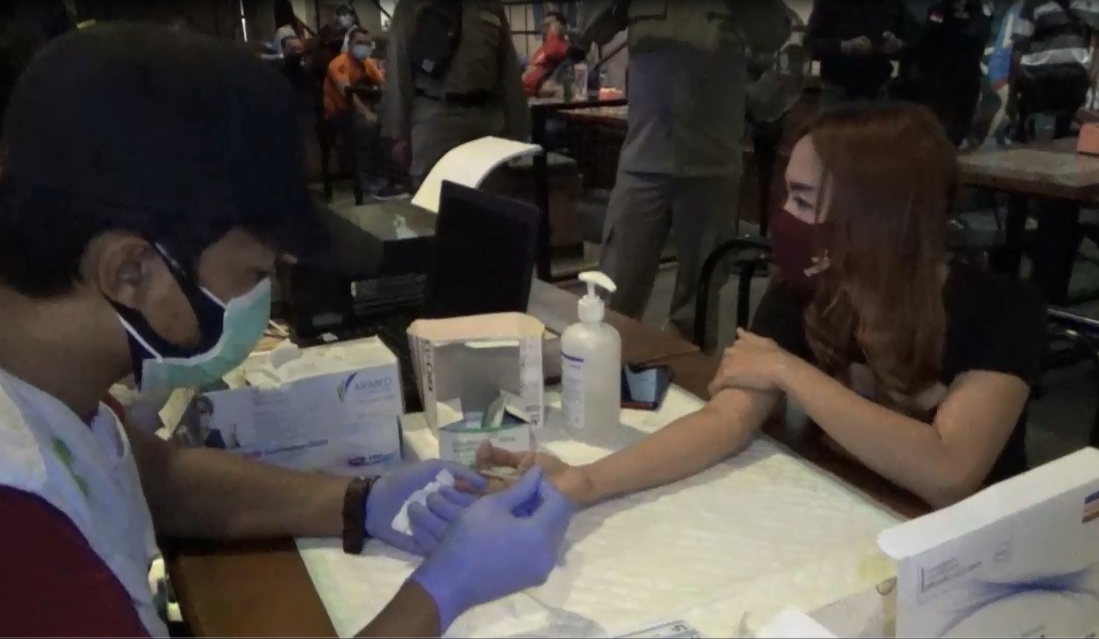Terjaring Razia, Puluhan Wanita Penghibur Jalani Rapid Test