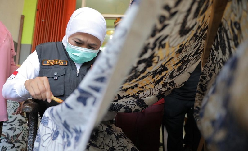 Gubernur Jawa Timur, Khofifah Indar Parawansa mencoba membatik. (hum)