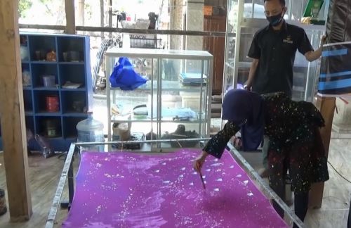 Proses pembuatan batik ciprat di Desa Karangpatihan, Ponorogo. (metrotv)