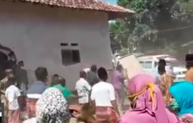 Sejumlah  warga menolak  dan melempari petugas yang hendak memakamkan jenazah yang diduga covid-19 (Foto / Metro TV)