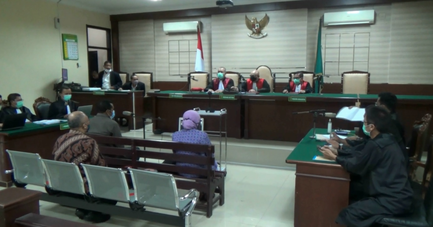 Tiga ASN Pemkab Sidoarjo saat mengikuti sidang vonis kasus korupsi di Pengadilan Tipikor Surabaya (Foto / Metro TV)