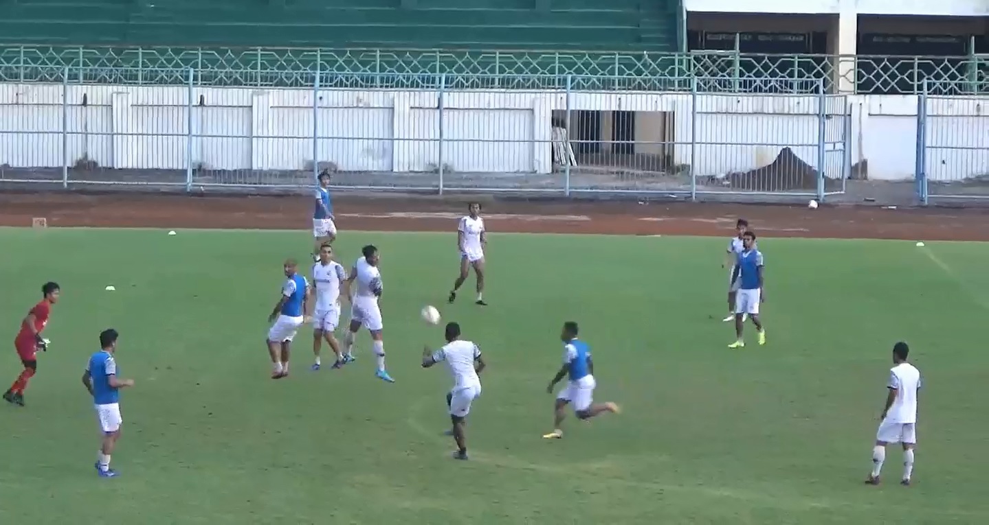 Kondisi para pemain Madura United saat menggelar latihan di Stadion Gelora Bangkalan, Madura (Foto / Metro TV)