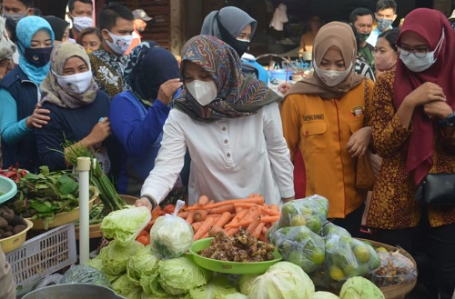 Ipuk Festiandani Aswar Anas saat mengunjungi pasar di Rongojampi. 