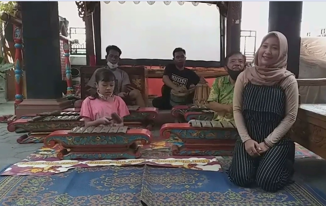 Kelompok Sanggar Seni Traju Wening masih berlatih meski tidak ada pentas di masa pandemi. (metrotv)