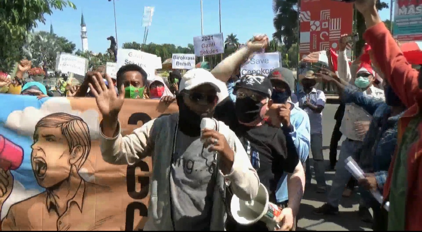 warga Desa Cepokorejo, Kecamatan Palang Tuban menuntut sekdes di desa mereka dicopot (Foto / Metro TV)