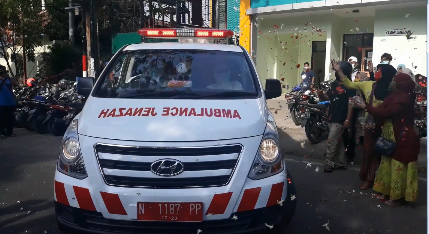 Sejumlah kerabat menabur bunga ke mobil jenazah yang membawa almarhum Sudiman (Foto / Metro TV)