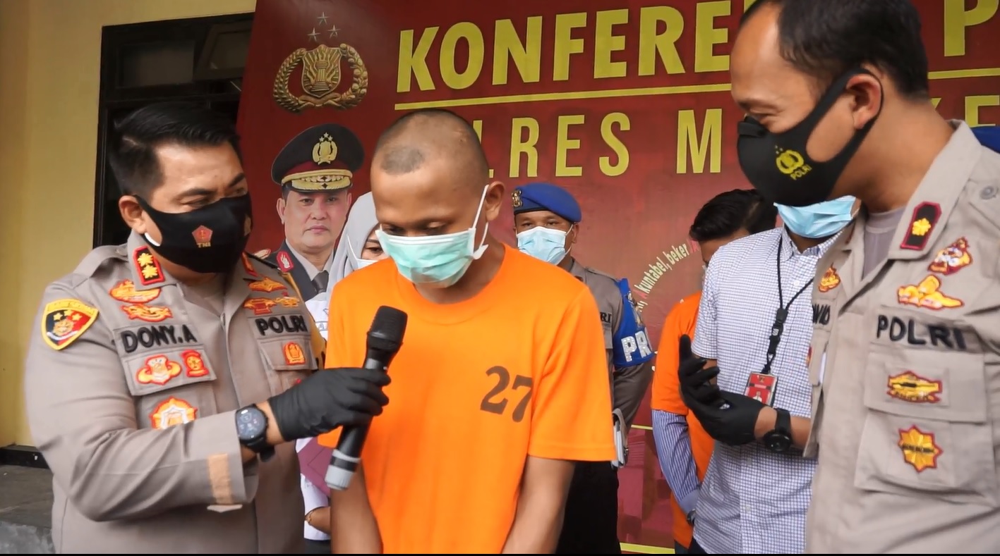 Kapolres Mojokerto, AKBP Dony Alexander (kiri) saat meminta keterangan salah satu mucikari prostitusi online (Foto / Metro TV)