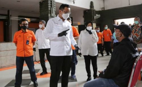 Menteri Sosial (Mensos) Juliari P Batubara saat berdialog dengan penerima BST di Surabaya (Foto / Metro TV)