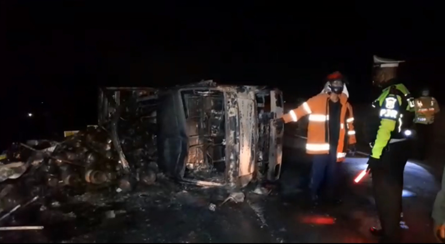 Laka Tunggal,Truk Muatan Elpiji Meledak 