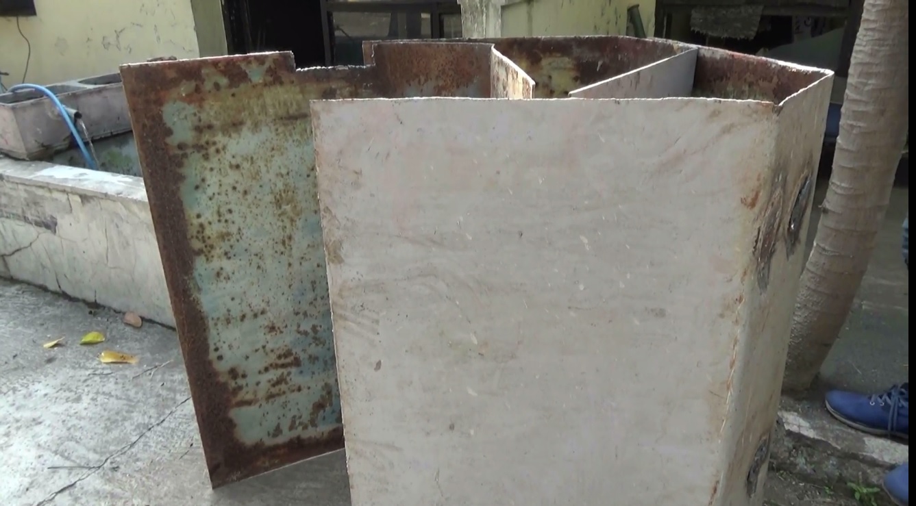 Barang bukti plat besi pengamanan rel kereta api yang dicuri pemulung. (metrotv)