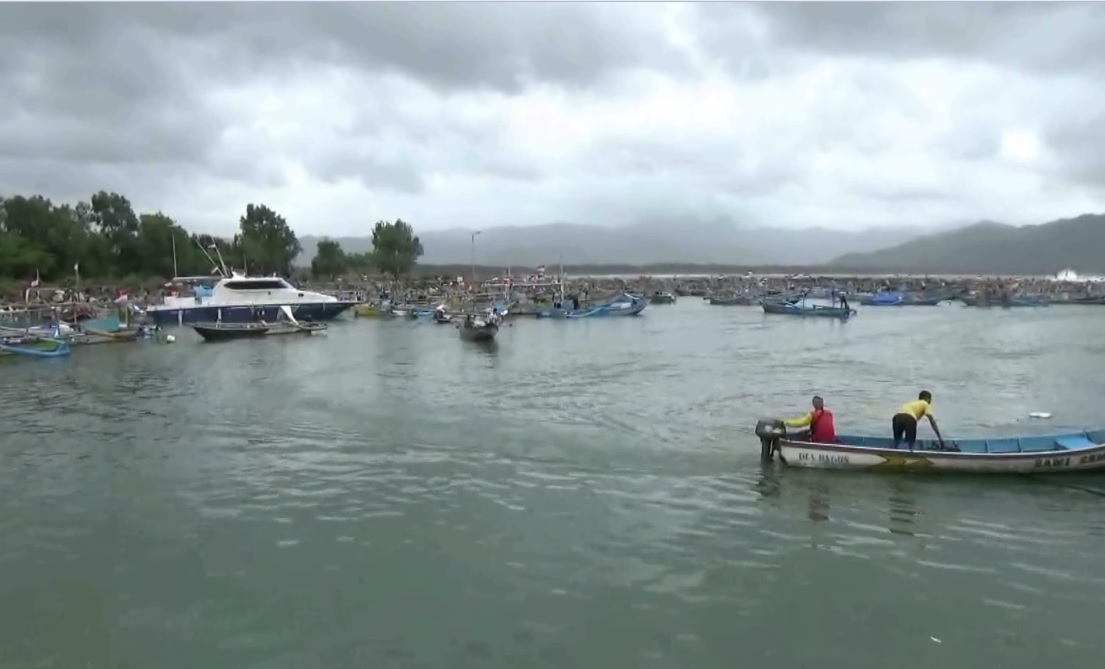 Nelayan di Pacitan memilih menyandarkan kapal di dermaga lantaran tingginya gelombang laut. (metrotv)