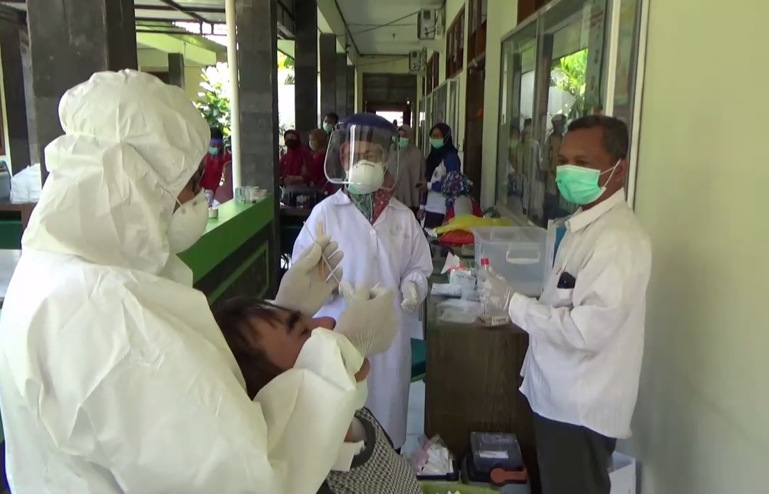 Pegawai Dinkes Ngawi menjalani tes swab. (metrotv)