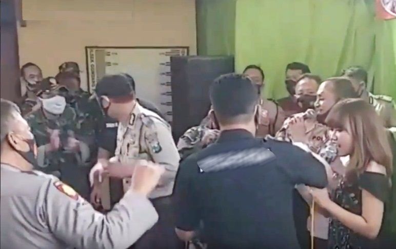 Potongan layar saat anggota Mapolsek Gondang gelar dangdutan saat pandemi covid-19 (Foto / Metro TV)